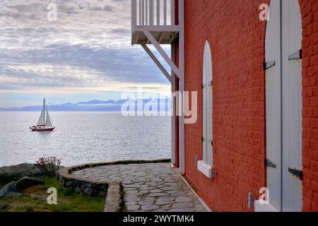 Fisgard Lighthouse und Segelboot Victoria. Der Blick vom historischen Fisgard Lighthouse in der Nähe von Victoria, British Columbia, mit Blick auf die Straße Stockfoto