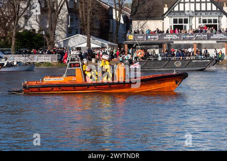 Rettungsboot der RNLI E-Klasse namens Brawn Challenge Safety Boat beim University Boat Race auf der Themse in der Nähe des Zieles an der Chiswick Bridge, London, Großbritannien Stockfoto