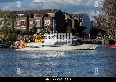 Orion Clipper Executive Launch, Schiff, Jagdboot beim University Boat Race on River Thames, London, Großbritannien. Stockfoto