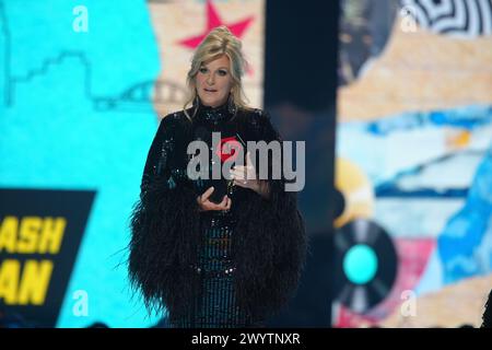 Trisha Yearwood nimmt den June Carter Cash Humanitarian Award während der CMT Music Awards 2024 im Moody Center am 7. April 2024 in Austin, Texas, entgegen. Foto: Amy E. Price/imageSPACE Stockfoto