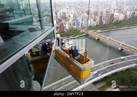 Gebäude Wartung Arbeiter, Asahi Bier Tower, Sumidagawa Fluss, Asakusa, Tokio, Japan. Stockfoto