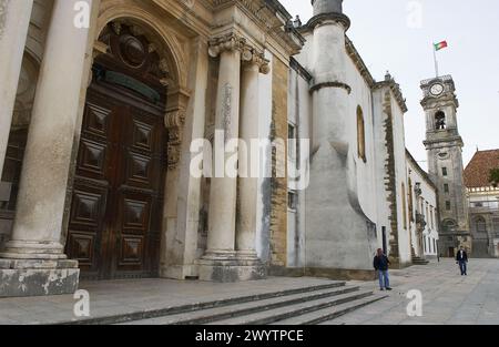 Universität von Coimbra, Tür der Biblioteca Joanina und Kapelle von San Miguel, Coimbra. Beira Litoral, Portugal. Stockfoto