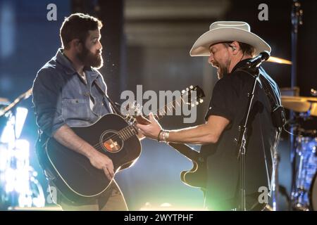 AUSTIN, TEXAS - APRIL 07: In diesem Bild, das am 07. April 2024 veröffentlicht wurde, treten Jordan Davis und Bear Rinehart von NEEDTOBREATHE am 5. April 2024 bei CMT Crossroads an der University of Texas at Austin auf, ausgestrahlt als Teil der CMT Music Awards am 7. April 2024 in Austin, Texas. (Foto: Amy E. Price/ImageSPACE) Stockfoto