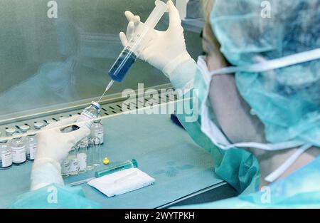 Antibiotikavorbereitung bei der Chemikerin des Krankenhauses. Stockfoto
