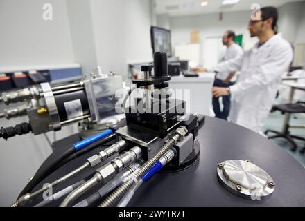 System zur Charakterisierung physikalischer Eigenschaften, fortschrittliches Labor für physikalische Charakterisierung, Probenstation, CIC nanoGUNE, Nanoscience Cooperative Research Center, San Sebastian, Gipuzkoa, Euskadi, Spanien. Stockfoto