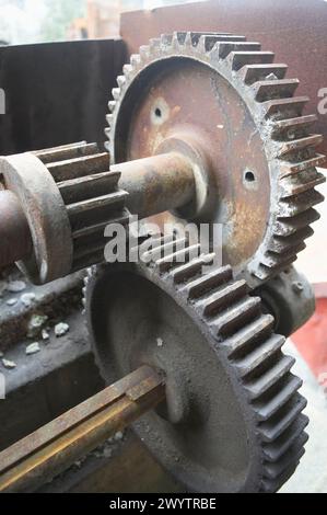 Zahnräder der Schmiedeeisen-Presse. Futuro Museo del Hierro Vasco, Fundación Lenbur, Legazpi, Gipuzkoa, Euskadi. Spanien. Stockfoto