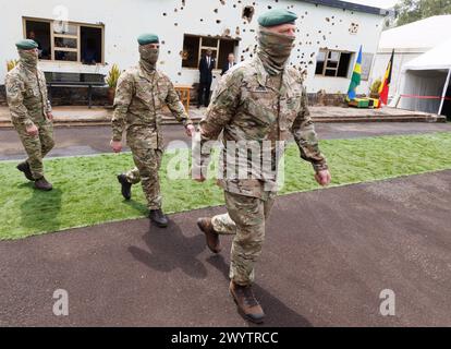 Kigali, Ruanda. April 2024. Belgische Soldaten wurden während einer Gedenkfeier im Camp Kigali, dem belgischen Friedenssicherungsdenkmal in Kigali, Ruanda, am Montag, den 8. April 2024, gesehen. Belgische Minister und Vertreter der Familien nehmen an der Gedenkfeier zum 30. Jahrestag des Völkermordes an den Tutsi und der Ermordung von zehn belgischen Fallschirmjägern Teil. BELGA FOTO BENOIT DOPPAGNE Credit: Belga News Agency/Alamy Live News Stockfoto