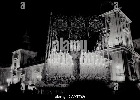 Segovia Spain Osterwoche 1991 gescannt im Jahr 2024 Karwoche in Spanien ist die jährliche Hommage an die Passion Jesu Christi, die von katholischen religiösen Bruderschaften gefeiert wird (Spanisch: hermandad) und Bruderschaften, die während der Karwoche – der letzten Fastenwoche unmittelbar vor Ostern – Bußprozessionen auf den Straßen fast jeder spanischen Stadt und Stadt durchführen Stockfoto