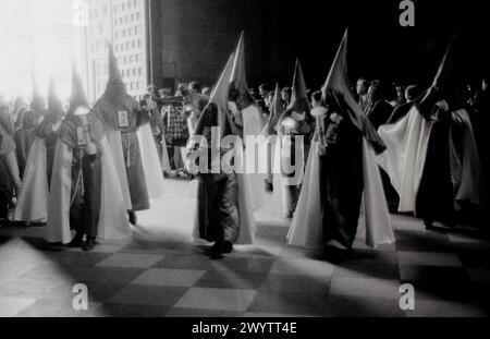 Segovia Spain Osterwoche 1991 gescannt im Jahr 2024 Karwoche in Spanien ist die jährliche Hommage an die Passion Jesu Christi, die von katholischen religiösen Bruderschaften gefeiert wird (Spanisch: hermandad) und Bruderschaften, die während der Karwoche – der letzten Fastenwoche unmittelbar vor Ostern – Bußprozessionen auf den Straßen fast jeder spanischen Stadt und Stadt durchführen Stockfoto