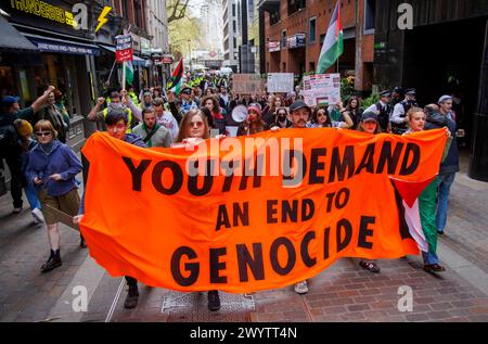 London, Großbritannien. April 2024. Jugendmarsch fordert ein Ende des Völkermords. Ein marsch junger Menschen, die fordern, dass Politiker mehr tun, um den Krieg in Gaza zu stoppen. Quelle: Mark Thomas/Alamy Live News Stockfoto