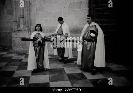 Segovia Spain Osterwoche 1991 gescannt im Jahr 2024 Karwoche in Spanien ist die jährliche Hommage an die Passion Jesu Christi, die von katholischen religiösen Bruderschaften gefeiert wird (Spanisch: hermandad) und Bruderschaften, die während der Karwoche – der letzten Fastenwoche unmittelbar vor Ostern – Bußprozessionen auf den Straßen fast jeder spanischen Stadt und Stadt durchführen Stockfoto