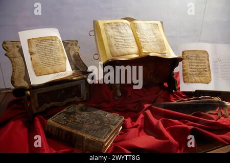 "Glosas Emilianenses" erste Beispiele für spanische und baskische Schriften, Kloster Yuso, San Millan de la Cogolla, La Rioja, Spanien. Stockfoto