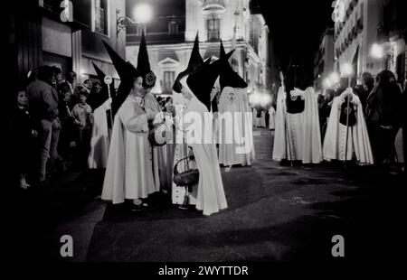 Segovia Spain Osterwoche 1991 gescannt im Jahr 2024 Karwoche in Spanien ist die jährliche Hommage an die Passion Jesu Christi, die von katholischen religiösen Bruderschaften gefeiert wird (Spanisch: hermandad) und Bruderschaften, die während der Karwoche – der letzten Fastenwoche unmittelbar vor Ostern – Bußprozessionen auf den Straßen fast jeder spanischen Stadt und Stadt durchführen Stockfoto