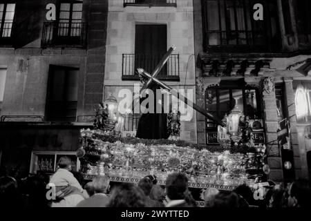 Segovia Spain Osterwoche 1991 gescannt im Jahr 2024 Karwoche in Spanien ist die jährliche Hommage an die Passion Jesu Christi, die von katholischen religiösen Bruderschaften gefeiert wird (Spanisch: hermandad) und Bruderschaften, die während der Karwoche – der letzten Fastenwoche unmittelbar vor Ostern – Bußprozessionen auf den Straßen fast jeder spanischen Stadt und Stadt durchführen Stockfoto