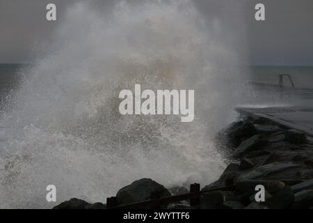 Aberystwyth Wales UK Wetter 6. April 2024. Der benannte Sturm Kathleen trifft die Westküste großbritanniens, stürmischer Sturm mit Böen von bis zu 70 km/h fahren in riesigen Wellen, die die Strandpromenade von Aberystwyth mit starken Schauern übers Wochenende überschwemmen, Credit: mike davies/Alamy Live News Stockfoto