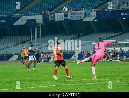 Kalkutta, Indien. April 2024. Der Eastbengal Football Club (EBFC) gewinnt in der 10. Staffel der ISL 2023-24 gegen Bengaluru FC (BFC) mit 2-1 Margen das entscheidende Heimspiel in Kalkutta, um die Hoffnung in Super Six der Indian Super League zu erhalten. Kalkutta, Indien, am 7. April 2024. Saul Crespo (P) und Cleiton Silva erzielten für den EBFC einen Treffer, während Sunil Chhetri (P) die Ergebnisse für den BFC reduzierte. (Foto: Amlan Biswas/Pacific Press/SIPA USA) Credit: SIPA USA/Alamy Live News Stockfoto