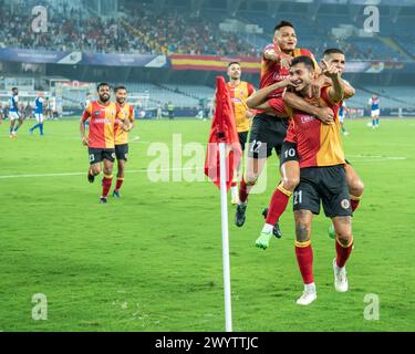 Kalkutta, Indien. April 2024. Der Eastbengal Football Club (EBFC) gewinnt in der 10. Staffel der ISL 2023-24 gegen Bengaluru FC (BFC) mit 2-1 Margen das entscheidende Heimspiel in Kalkutta, um die Hoffnung in Super Six der Indian Super League zu erhalten. Kalkutta, Indien, am 7. April 2024. Saul Crespo (P) und Cleiton Silva erzielten für den EBFC einen Treffer, während Sunil Chhetri (P) die Ergebnisse für den BFC reduzierte. Saul Crespo feierte nach dem 1. Tor für den EBFC. (Foto: Amlan Biswas/Pacific Press/SIPA USA) Credit: SIPA USA/Alamy Live News Stockfoto