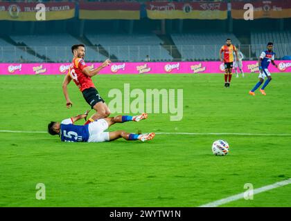 Kalkutta, Indien. April 2024. Der Eastbengal Football Club (EBFC) gewinnt in der 10. Staffel der ISL 2023-24 gegen Bengaluru FC (BFC) mit 2-1 Margen das entscheidende Heimspiel in Kalkutta, um die Hoffnung in Super Six der Indian Super League zu erhalten. Kalkutta, Indien, am 7. April 2024. Saul Crespo (P) und Cleiton Silva erzielten für den EBFC einen Treffer, während Sunil Chhetri (P) die Ergebnisse für den BFC reduzierte. (Foto: Amlan Biswas/Pacific Press/SIPA USA) Credit: SIPA USA/Alamy Live News Stockfoto