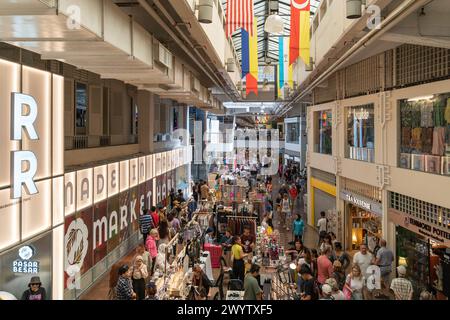 Kuala Lumpur, Malaysia - April 6,2024 : man kann die Menschen beim Erkunden und Einkaufen rund um den Central Market sehen. Stockfoto