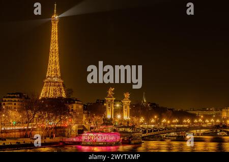 Paris, Frankreich - 17. Februar 2024 : Panoramablick auf den beleuchteten majestätischen Eiffelturm und die seine in Paris Frankreich Stockfoto