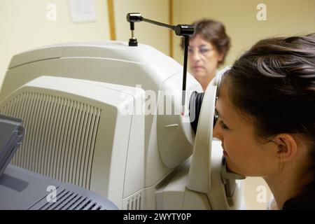 Optische Kohärenztomographie, OCT, Augenheilkunde, Krankenhaus Donostia, San Sebastian, Gipuzkoa, Baskenland, Spanien. Stockfoto