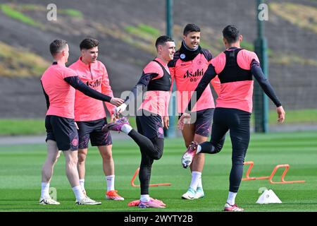 Phil Foden von Manchester City dehnt sich während des Trainings der Manchester City Champions League vor dem Spiel Real Madrid im Etihad Stadium, Manchester, Großbritannien, 8. April 2024 aus (Foto: Cody Froggatt/News Images) Stockfoto