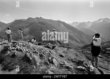 Schweiz der zurückziehende Rhonegletscher am Furka-Pass 1991 der Rhône-Gletscher (deutsch: Rhonegletscher, Walliser: Rottengletscher, französisch: glacier du Rhône, italienisch: Ghiacciaio del Rodano) ist ein Gletscher in den Schweizer Alpen und die Quelle des Flusses Rhône und einer der wichtigsten Beiträge zum Genfer See im äußersten Osten des Schweizer Kantons Wallis. Da sich der Gletscher in der Nähe der Furka Pass Straße befindet, ist er leicht erreichbar. Stockfoto