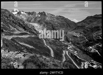 Schweiz der zurückziehende Rhonegletscher am Furka-Pass 1991 der Rhône-Gletscher (deutsch: Rhonegletscher, Walliser: Rottengletscher, französisch: glacier du Rhône, italienisch: Ghiacciaio del Rodano) ist ein Gletscher in den Schweizer Alpen und die Quelle des Flusses Rhône und einer der wichtigsten Beiträge zum Genfer See im äußersten Osten des Schweizer Kantons Wallis. Da sich der Gletscher in der Nähe der Furka Pass Straße befindet, ist er leicht erreichbar. Stockfoto