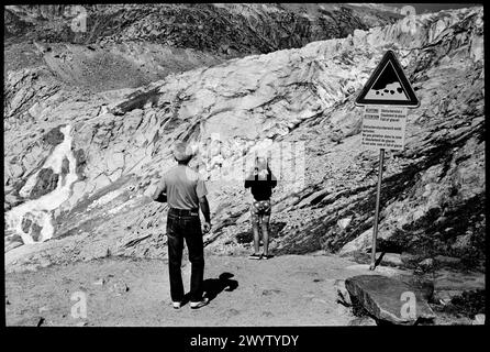 Schweiz der zurückziehende Rhonegletscher am Furka-Pass 1991 der Rhône-Gletscher (deutsch: Rhonegletscher, Walliser: Rottengletscher, französisch: glacier du Rhône, italienisch: Ghiacciaio del Rodano) ist ein Gletscher in den Schweizer Alpen und die Quelle des Flusses Rhône und einer der wichtigsten Beiträge zum Genfer See im äußersten Osten des Schweizer Kantons Wallis. Da sich der Gletscher in der Nähe der Furka Pass Straße befindet, ist er leicht erreichbar. Stockfoto