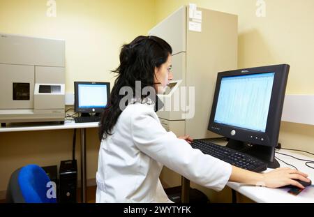 ABI 310 automatisierter DNA-Sequenzer, DNA-Sequenzierung, Labor für Molekulargenetik. Krankenhaus Policlinica Gipuzkoa, San Sebastian, Donostia, Euskadi, Spanien. Stockfoto