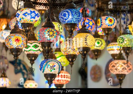 Farbenfrohe traditionelle türkische Laternen zum Verkauf auf dem Basar. Stockfoto