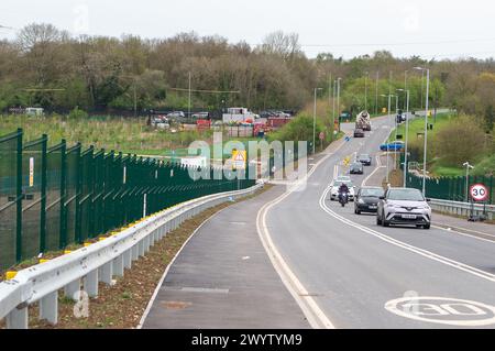 Harefield, Großbritannien. April 2024. HS2-Bauarbeiten am High Speed 2-Eisenbahngelände in Harvil Road, Harefield, Uxbridge. Ein neu gebauter Abschnitt der Harvil Road in Harefield (im Bild) ist nun nach mehreren Sperrungen in den letzten vier Jahren für Autofahrer zugänglich. In einer Pressemitteilung von HS2 heißt es: „Die Arbeiten zum Bau des 870 Meter langen Abschnitts der Harvil Road zwischen Harefield und Ickenham, der von der neuen Hochgeschwindigkeitsbahn überquert wird, begannen im Januar 2020. Der bereits existierende Abschnitt der Harvil Road, der auf Karten der Gegend aus der Mitte des 18. Jahrhunderts zu sehen ist, wurde als neuer für den Verkehr gesperrt Stockfoto