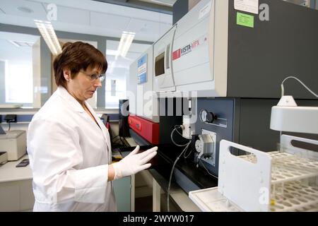 VARIAN ICP (Induktiv gekoppeltes Plasma) – OES (Optisches Emissionsspektrometer), VISTA-MPX, Labor zur chemischen Charakterisierung. Fundacion Inasmet-Tecnalia. Donostia, San Sebastian, Euskadi. Spanien. Stockfoto