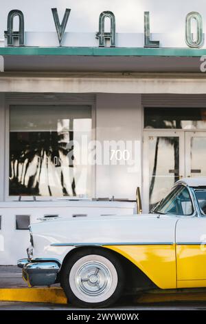 Oldsmobile Super 88 Cabriolet parkt vor dem Avalon Hotel, Ocean Drive, South Beach, Miami, Dade County, Florida, USA Stockfoto