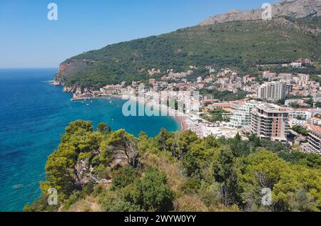 Aus der Vogelperspektive auf einen Strand und die Stadt Petrovac in Montenegro. Stockfoto