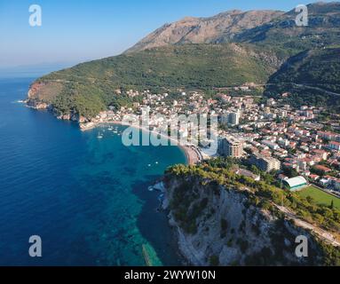 Aus der Vogelperspektive auf einen Strand und die Stadt Petrovac in Montenegro. Stockfoto