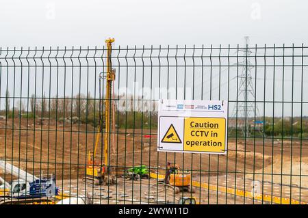 Harefield, Großbritannien. April 2024. HS2-Bauarbeiten am High Speed 2-Eisenbahngelände in Harvil Road, Harefield, Uxbridge. Ein neu gebauter Abschnitt der Harvil Road in Harefield ist nun nach mehreren Schließungen in den letzten vier Jahren für Autofahrer zugänglich. In einer Pressemitteilung von HS2 heißt es: „Die Arbeiten zum Bau des 870 Meter langen Abschnitts der Harvil Road zwischen Harefield und Ickenham, der von der neuen Hochgeschwindigkeitsbahn überquert wird, begannen im Januar 2020. Der bereits existierende Abschnitt der Harvil Road, der auf Karten der Gegend aus der Mitte des 18. Jahrhunderts zu sehen ist, wurde als neuer Streckenabschnitt für den Verkehr gesperrt Stockfoto