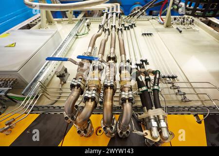 Druckleitungen. Hydraulische Presse. Automobil-Industrie. Stockfoto