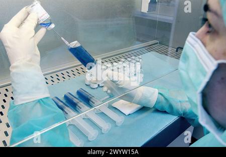 Antibiotikavorbereitung bei der Chemikerin des Krankenhauses. Stockfoto