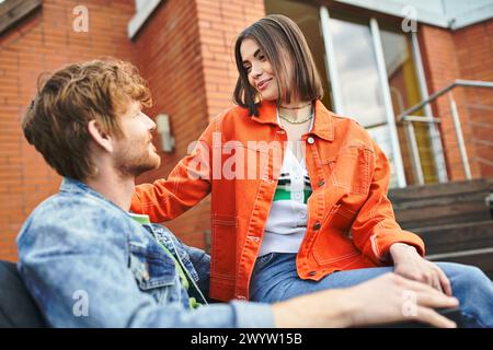 Ein Mann und eine Frau, die auf einer Bank sitzen, in einem Gespräch sitzen und Gedanken, Emotionen und Erfahrungen austauschen Stockfoto