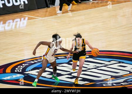 Cleveland, Ohio, USA. April 2024. Iowa Hawkeyes Guard Caitlin Clark #22 und South Carolina Gamecocks schützen Raven Johnson #25 im letzten Spiel des NCAA Women’s Final Four Turniers im Rocket Mortgage Fieldhouse in Cleveland, Ohio. (Kindell Buchanan/Alamy Live News) Stockfoto