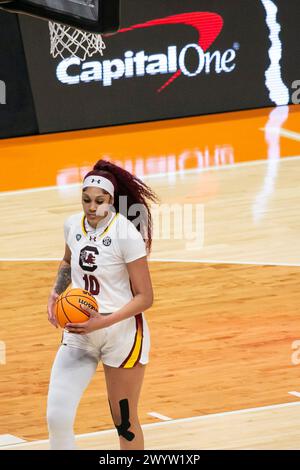 Cleveland, Ohio, USA. April 2024. Die South Carolina Gamecocks stellen Kamilla Cardoso Platz 10 während des letzten Spiels des NCAA Women’s Final Four Turniers im Rocket Mortgage Fieldhouse in Cleveland, Ohio. (Kindell Buchanan/Alamy Live News) Stockfoto