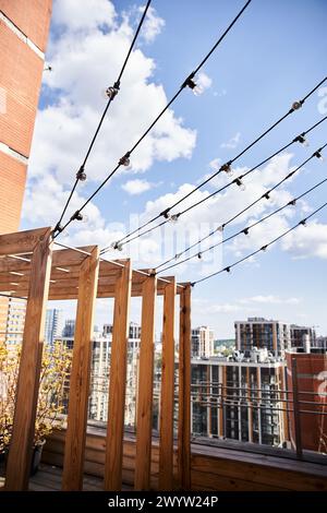 Ein atemberaubender Blick von einem Hochhaus fängt die weitläufige Stadt unter sich ein, mit Wolkenkratzern und Straßen voller Leben Stockfoto