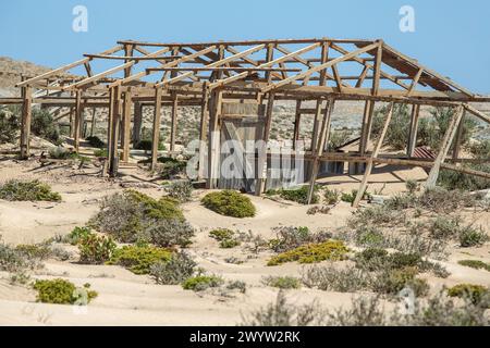 Der Holzrahmen eines verlassenen Bergarbeiterhauses in der Wüste, geschützt durch die trockene Luft, in der Bogenfels Mine in der Verbotenen Zone in Namibia Stockfoto