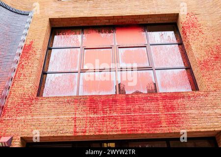 London, Großbritannien. APRIL 2024. Pro Palestine und Mitglieder der Just Stop Oil Breakout-Gruppe „Youth Demand“ zielen mit roter Farbe auf das Hauptquartier der Labour Party in der Rushworth Street. Credit Milo Chandler/Alamy Live News Stockfoto