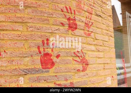 London, Großbritannien. APRIL 2024. Pro Palestine und Mitglieder der Just Stop Oil Breakout-Gruppe „Youth Demand“ zielen mit roter Farbe auf das Hauptquartier der Labour Party in der Rushworth Street. Credit Milo Chandler/Alamy Live News Stockfoto