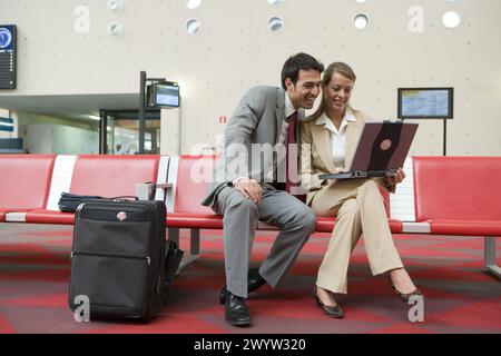 Geschäftsleute. Wartezimmer. Bahnhof Delicias, Zaragoza, Aragón. Spanien. Stockfoto
