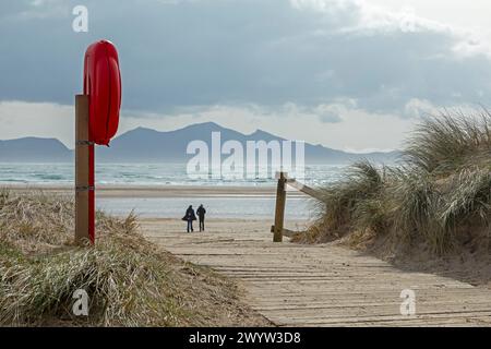 Rettungsboje, Eintritt zum Strand, Menschen, Berge, LLanddwyn Bay, Newborough, Anglesey Island, Wales, Großbritannien Stockfoto