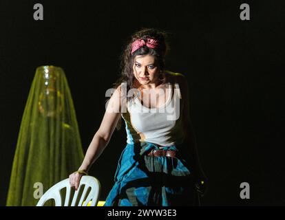 Aigul Akhmetshina (Carmen) in CARMEN am Royal Opera House, Covent Garden, London WC2 05/04/2024 Musik: Georges Bizet Libretto: Henri Meilhac & Ludovic Halevy Dramaturg: ELISA Zaninotto Dirigent: Antonello Manacorda Bühnenbild: Paulo Fantin Kostüme: Carla Teti Beleuchtung: Alessandro Carletti Regisseur: Damiano Michieletto Stockfoto