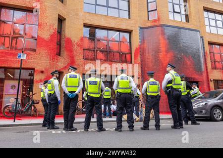 London, Großbritannien. APRIL 2024. Pro Palestine und Mitglieder der Just Stop Oil Breakout-Gruppe „Youth Demand“ zielen mit roter Farbe auf das Hauptquartier der Labour Party in der Rushworth Street. Credit Milo Chandler/Alamy Live News Stockfoto